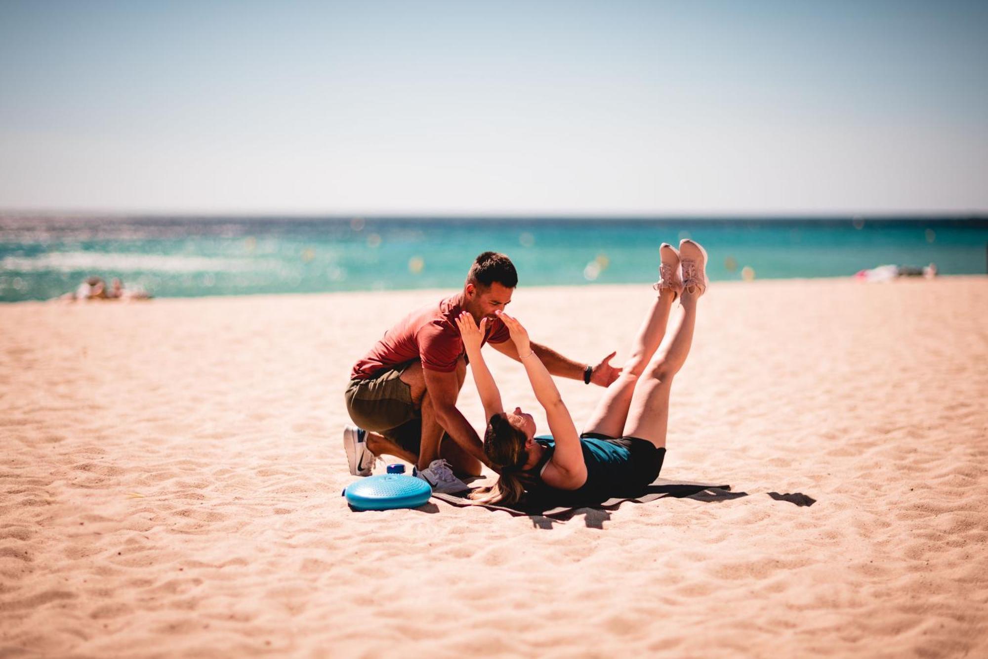 金羊毛酒店 拉马蒂埃勒 外观 照片 A personal trainer working with a client on the beach