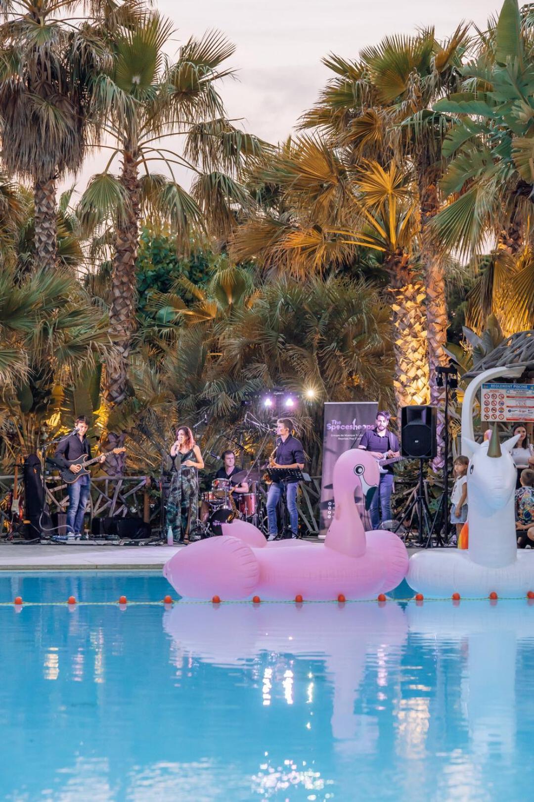 金羊毛酒店 拉马蒂埃勒 外观 照片 The band performing in 2019